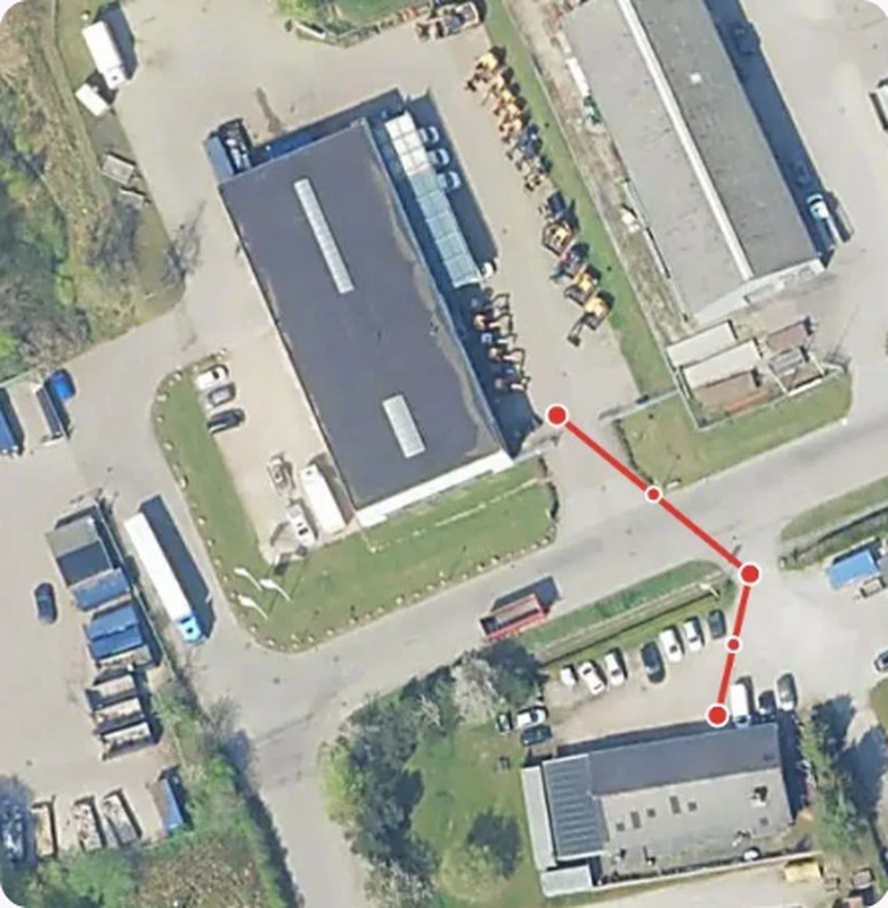 Luftfoto: kør over Højvangen til PH Maskinsalg — den røde rute viser vejen